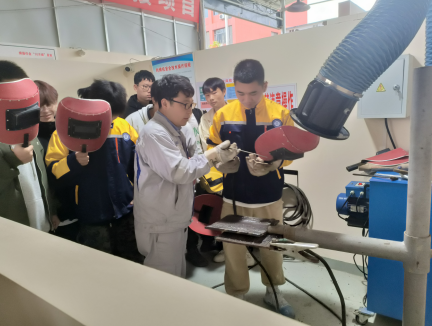 ?大國工匠進校園，一對一技能傳授 