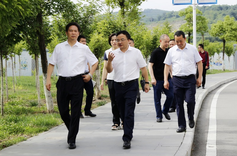 畢節(jié)市市委副書記、市長張集智一行到 畢節(jié)工業(yè)職業(yè)技術(shù)學院調(diào)研