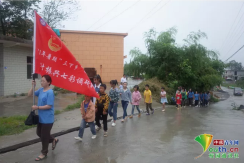 暑假期間，這群孩子因幫助村民辦實(shí)事成為了“網(wǎng)紅”
