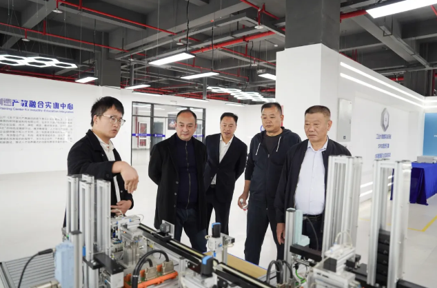貴州省人民政府督學(xué)、省教育廳中小學(xué)名師名校長(zhǎng)培養(yǎng)管理辦公室主任謝笠率隊(duì)到我院考察調(diào)研職普融通工作