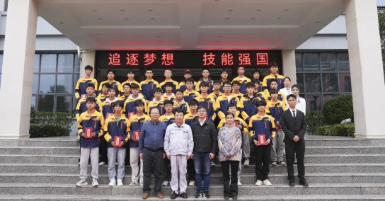 畢節(jié)工業(yè)職業(yè)技術(shù)學(xué)院舉辦“勞模工匠進(jìn)校園，匠心傳承育未來(lái)”系列活動(dòng)