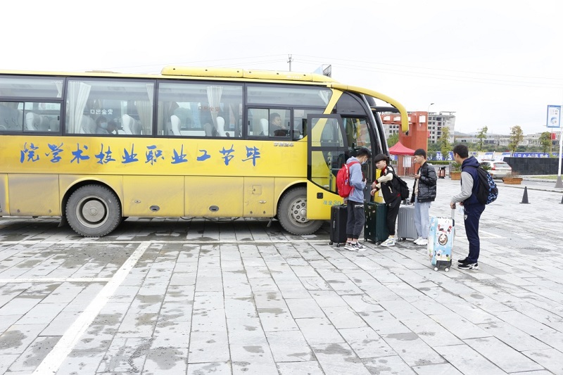 扶上馬、送一程，畢節(jié)工業(yè)職業(yè)技術(shù)學(xué)院赴企業(yè)送學(xué)生到崗實(shí)習(xí)